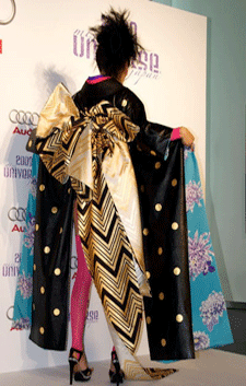 miss-universe-japan-will-wear-strange-kimono-ever03